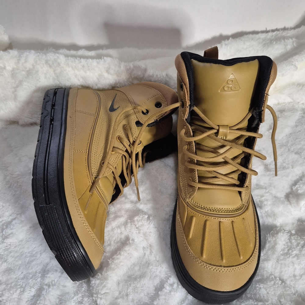 Brand New! Nike ACG Youth Boots in Tan and Black